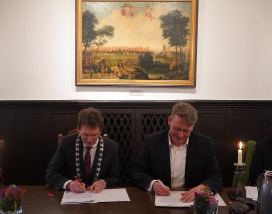 Oberbürgermeister Dieter Krone und Landrat Marc-André Burgdorf als Kreisvorsitzender des Volksbunds Emsland unterzeichneten die offizielle Urkunde zum Beitritt des Riga-Komitees.