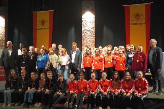 Die Sportlerinnen und Sportler des Sportehrentages 2024 – in der Mitte Oberbürgermeister Dieter Krone zusammen mit der Sportehrenpreisträgerin Sabine Fels.
