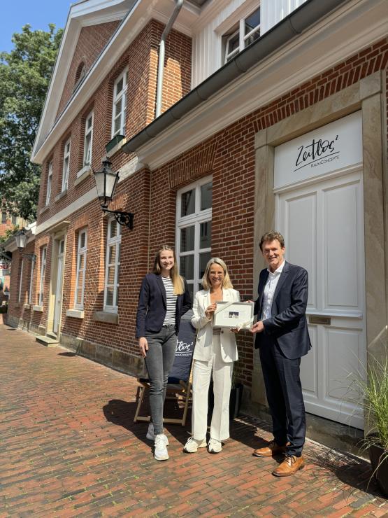 Oberbürgermeister Dieter Krone und Maren Teschke gratulieren Raumgestalterin Ilona de Jong zur Neueröffnung ihres Unternehmens Zeitlos² in Lingen.  