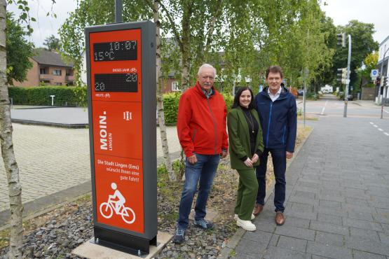 (v.l.) Vorsitzender des Ausschusses für Planen, Bauen und Mobilität Günter Reppien, Christina Maier-Bridna vom Fachdienst Sicherheit und Ordnung und Oberbürgermeister Dieter Krone. 