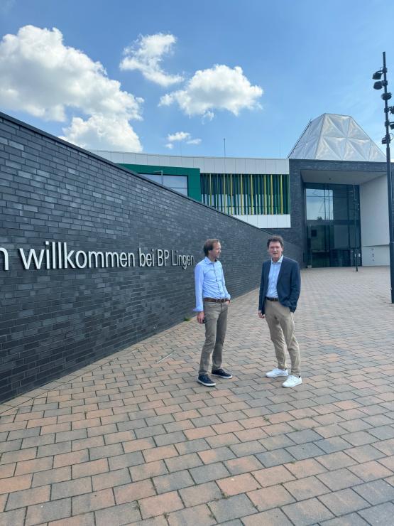 Oberbürgermeister Dieter Krone und Tim Husmann, Leiter der Geschäftsstelle der H2-Region Emsland, freuen sich über die höchste Fördersumme in Niedersachsen und die großartigen Nachrichten für Lingen. 