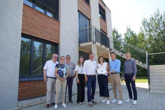 Besichtigten den Neubau: (v. li.) Stefan Wittler, Ortsbürgermeisterin Katharina Mehring, Martin Koopmann, Tochter Laura, Winfried und Sandra Farwick, Oberbürgermeister Dieter Krone und Dietmar Lager von der Wirtschaftsförderung. 