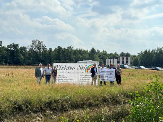 Tauschten sich über den neuen Betriebsstandort aus: (v. li.) Stefan Witt-ler und Martin Koopmann (WGA-Vorsitzende), Ortsbürgermeisterin Katha-rina Mehring, Oberbürgermeister Dieter Krone, Geschäftsführer Bodo Stüwe, Ludger Tieke und Dietmar Lager (Wirtschaftsförderung der Stadt Lingen). 