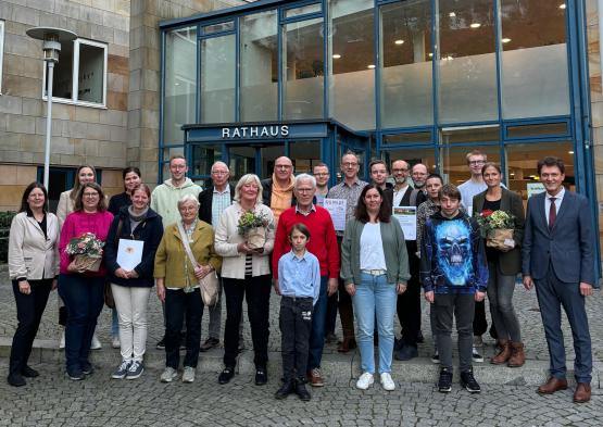 Oberbürgermeister Dieter Krone (rechts) und Ratsvorsitzende Annette Wintermann (links) überreichten den Umweltpreis der Stadt Lingen in diesem Jahr an drei Preisträger.