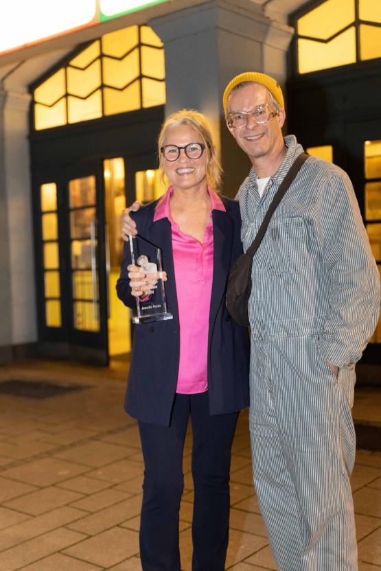 Der künstlerische Leiter der Internationalen Hofer Filmtage, Thorsten Schaumann, gratulierte Annette Focks zum Hans-Vogt-Filmpreis.