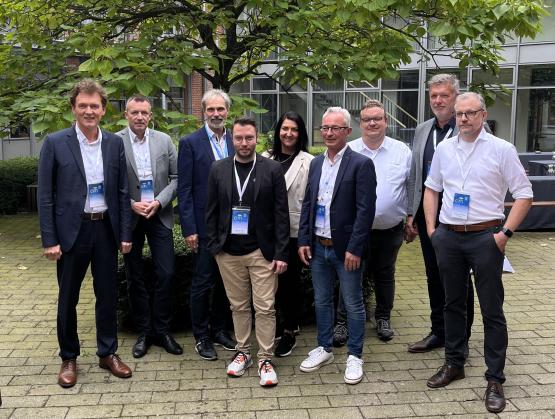 Von links nach rechts: 

Dieter Krone (OB Stadt Lingen), Michael Steffens (Kreisrat LK Emsland), Michael Schnaider (Geschäftsführer it.emsland), Sebastian Hoppe (Geschäftsführer hybrid experts), Dr. Inga Knoche (bluecue consulting), Markus Kottwitz (Dataciders), Markus Klein (Geschäftsführer ConStraight), Andreas Gehre (Geschäftsführer Dataciders SD&C), Christian Schneider (Geschäftsführer Dataciders QuinScape)