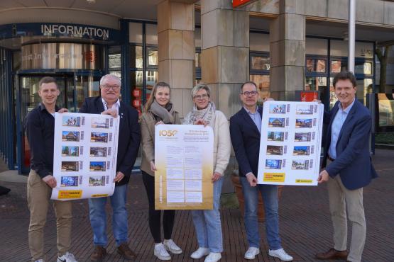 Präsentieren die Briefmarken zum Jubiläumsfest: (v. li.) Jonas Berger vom Pro-jektteam Stadtjubiläum, Stefan Wittler (Vertreter des Vereins Lingener Briefmarkensammler), Malin Bönemann vom Projektteam Stadtjubiläum, Mechthild Wildemann-Pleister (LWT), Thomas Schneider (Vertriebsmanager der Deutschen Post AG) und Oberbürgermeister Dieter Krone.  