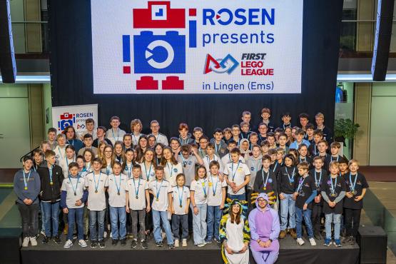 Großer Jubel aller Teams bei der Siegerehrung der FIRST® LEGO® League Challenge.