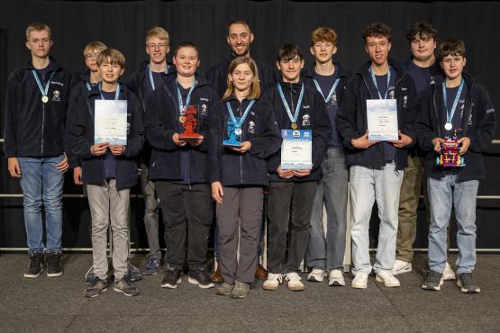 Das Siegerteam „FranziRobots 1“ freut sich über den FIRST® LEGO® League Champion Pokal und den Einzug ins Halbfinale in Aachen.