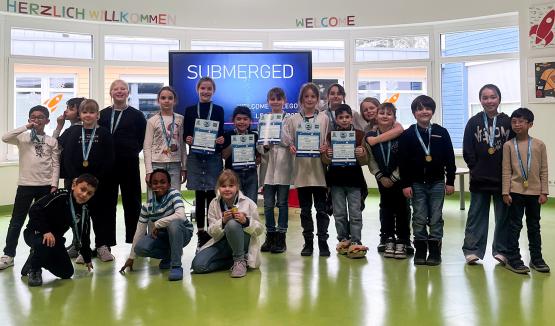 Bei der FIRST® LEGO® League Explore in der bilingualen Grundschule ROBIGS erhielten alle TeilnehmerInnen als Anerkennung für ihre Forschungsleistung eine Urkunde und eine Medaille.