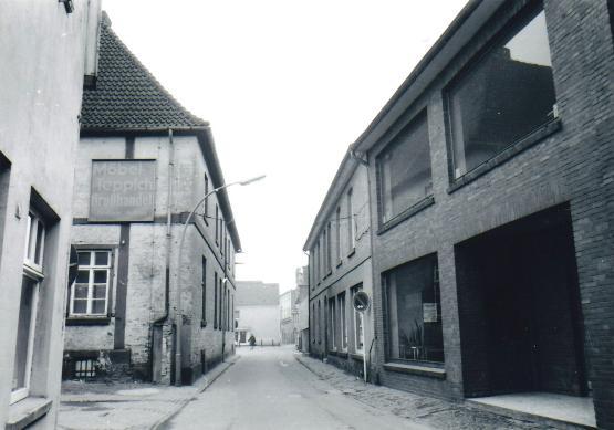 Blick in die Karolinenstraße Richtung Universitätsplatz, um 1970. Das Meyknechtsche Armenhaus befand sich auf der rechten Seite, etwa auf Höhe des großen Schaufensters der Möbelhandlung Berning.