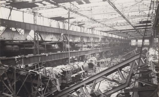 Zerstörter 100 t-Kran in der großen Halle des Ausbesserungswerks an der Kaiserstraße.