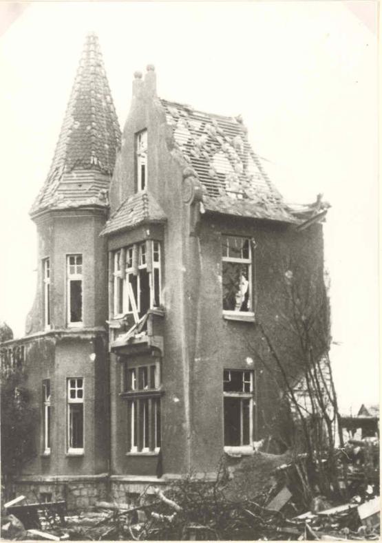 Das weitgehend zerstörte Wohnhaus des Bürgermeisters i.R. Johannes Meyer in der Lookenstraße (heute Konrad-Adenauer-Ring).