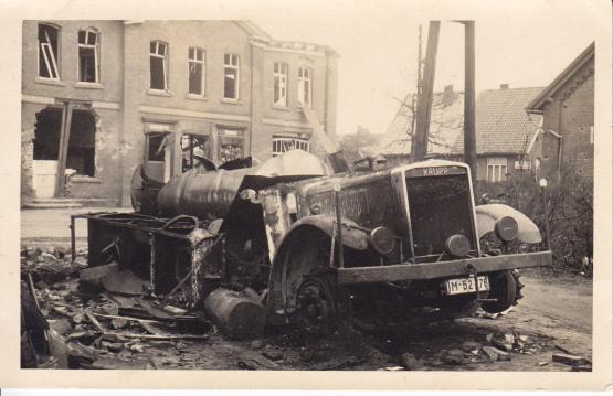 Der ausgebrannte Tanklastwagen an der Ecke Lookenstraße/Gertrudenweg (heute Konrad-Adenauer-Ring/Synagogenstraße).