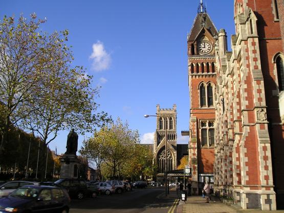 Gebäude in Lingens Partnerstadt East Staffordshire; blauer Himmel