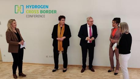 Vorbereitung der Hydrogen Cross Border Conference 2022. Die niedersächsische Europaministerin Birgit Honé (2.v.l.) und die Gedeputeerde von Drenthe und Groningen, Tjisse Stelpstra (3.v.l.) und Melissa van Hoorn (4.v.l.) im Gespräch mit der Geschäftsführerin der MARIKO GmbH, Katja Baumann (l.) und Ingrid Klinge von der New Energy Coalition (r.).