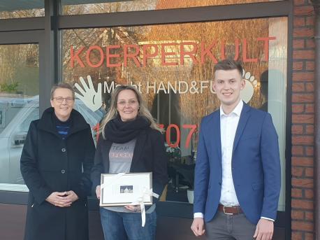 Ortsbürgermeisterin Katharina Mehring (li.) und Maximilian Nie-Hoegen von der Wirtschaftsförderung (re.) gratulieren Rolf und Diana Püpke zur Neueröffnung in Holthausen-Biene.