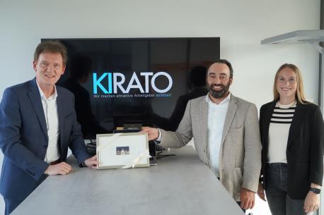 Oberbürgermeister Dieter Krone und Sophia Schaa von der Wirtschaftsförderung der Stadt Lingen (Ems) gratulierten Dr. Daniel Reinke zum Start von Kirato. 