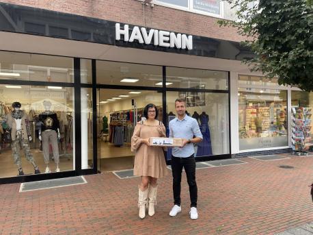 Torben Bruns vom Citymanagement gratuliert Hanna Wanat herzlich zum neuen Ladenlokal in der Marienstraße 1c: