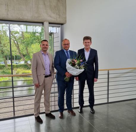 Der künftige kaufmännische Geschäftsführer der Stadtwerke Lingen wurde freundlich begrüßt: vl. Leif Blum stellvertretender Vorsitzender des Aufsichtsrates, Thorsten Schlamann, Dieter Krone Oberbürgermeister und Vorsitzender des Aufsichtsrates.