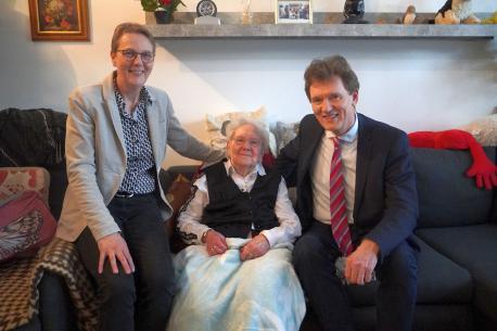 Ortsbürgermeisterin Katharina Mehring und Oberbürgermeister Dieter Krone gratulieren Else Lohmann zum 102. Geburtstag. 