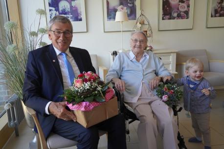 Zweiter Bürgermeister Werner Hartke gratuliert der Lingenerin Sophia Burke zum 102. Geburtstag. Stellvertretend für die große Familie des Geburtstagskindes gratuliert ihr einjähriger Urenkel Elias. 