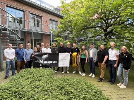 Feierten ein Jahr Seedhouse Lingen: (v. li.) Maximilian Schlechtweg, Eduard Stach, Sandra Prekel von der Wirtschaftsförderung der Stadt Lingen (Ems), Le-onard Gehrmeyer, Lena Görlich, Ludger Tieke (Leiter der Wirtschaftsförderung der Stadt Lingen (Ems)), Jos Willenbrock, Stephan Feldker, Benjamin Häring, Anton Berning, Noah Gels, Myriam Erath, Prof. Dr. Ingmar Ickerott (Dekan der Fakultät Management, Kultur und Technik), Andreas Bernaczek von Cornexion, Michael Schnaider (Geschäftsführer der IT.