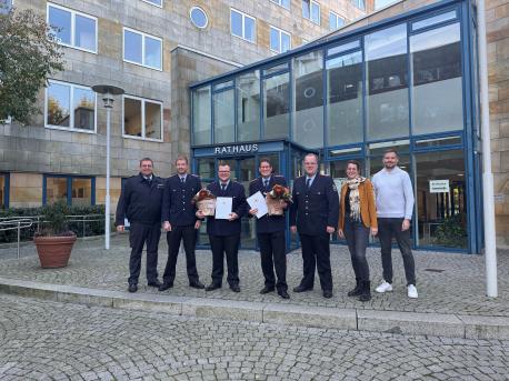 Auf dem Foto, v.l.n.r: Daniel Herbers, Stv. Stadtbrandmeister, Oliver Meß, Orts-brandmeister Ortsfeuerwehr Lingen, Steffen Tölsner, Ralf Berndzen, Christopher Drees, Kathrin Möllenkamp, Dezernentin Stadt Lingen (Ems), Frank Bemboom FD Sicherheit & Ordnung