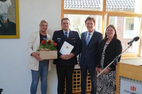 Bianca Herbers, Stellvertretender Stadtbrandmeister Daniel Herbers, Oberbürgermeister Dieter Krone und Ratsvorsitzende Annette Wintermann.