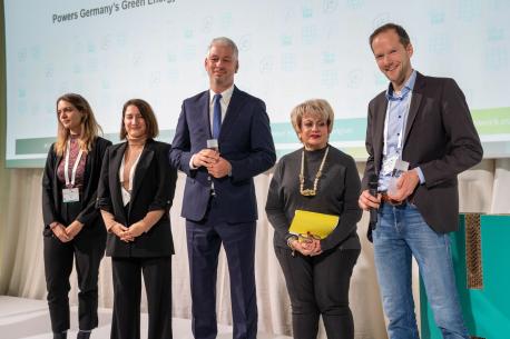 Dr. Tim Husmann (H2-Region Emsland, rechts im Bild) übernahm stellvertretend für das Emsland die Auszeichnung in Brüssel. Links im Bild sind Vertreter*innen des anderen Gewinner-Valleys aus Griechenland.