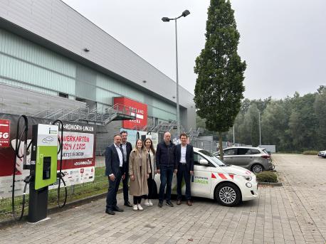 Es freuen sich über vier neue, leistungsstarke DC-Ladesäulen auf dem Parkplatz der EmslandArena: (von links nach rechts) Hans-Martin Gall (Geschäftsführer Wirtschaftsbetriebe Lingen), Florian Krebs (Geschäftsführer EmslandArena), Sophia Schaa (Wirtschaftsförderung Lingen), Anne Ahaus (Projektverantwortliche Stadtwerke Lingen), Heiner Rehnen (Vorsitzender Betriebsausschuss Emslandhalle), Dieter Krone (Oberbürgermeister)
