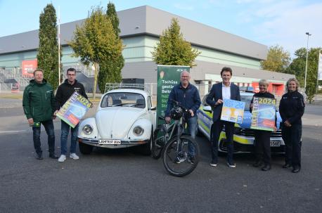 Stellen die neue Lichttestplakette 2024 vor (v. r. n. l.): Lambert Banneke (AOK), Willi Vogt (Kfz-Innung), Hermann Krone (Zweirad-Innung), Oberbürgermeister Dieter Krone (Schirmherr), Nicola Simon (Polizeiinspektion Emsland/Grafschaft Bentheim) und Sabine Dickebohm (Präventionsteam Polizei)