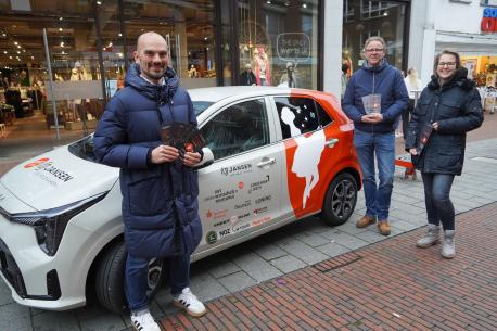 Dass auch in diesem Jahr wieder ein Auto auf die Gewinner wartet, darüber freuen sich v.l.n.r. Patrick Stürmer (Lookentor), Frank Jansen (Autohaus Jansen) und Juliane Fischer (LWT).