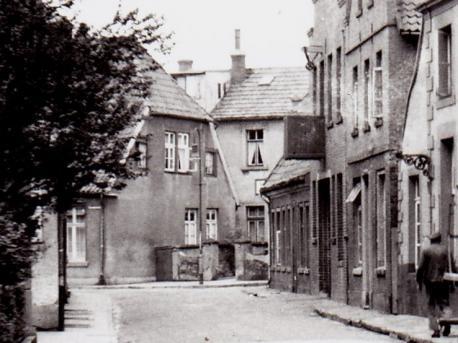 Blick in die Baccumer Straße, Ecke Am Wall um 1950. Hinten erkennt man das einstige Hebammenhaus oder seinen Nachfolgebau (Am Wall-Nord 58), links daneben das einstige Druckereigebäude der Hohen Schule.