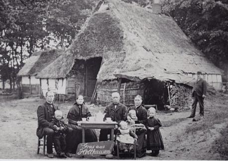 „Grus aus Holthausen“. Großeltern, Eltern und Kinder vor dem Heuerhaus Kues, 1890.