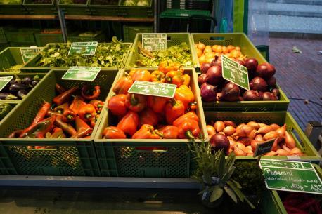 Wochenmarkt in der Neuen Straße. Das Bild zeigt einen Gemüsestand.